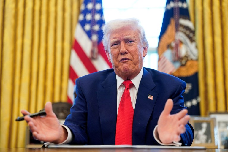 Presidente dos EUA, Donald Trump, fala enquanto assina decretos no Salão Oval da Casa Branca, em Washington - 09/04/2025