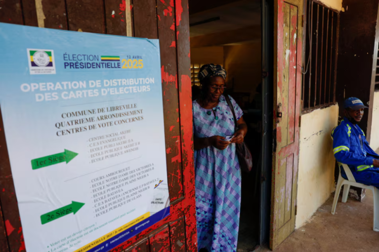 Mulher sai de uma seção eleitoral após coletar seu cartão de eleitor, antes da eleição presidencial gabonesa de 2025, em uma seção eleitoral em Libreville, Gabão, em 9 de abril de 2025.