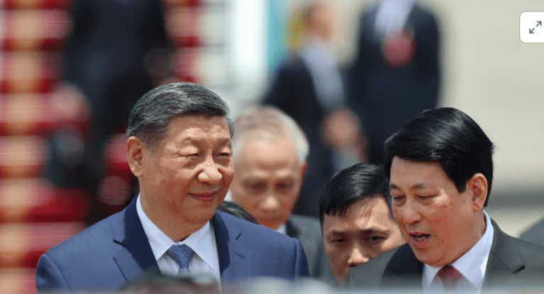 Xi Jinping é recebido em Hanói pelo presidente vietnamita Luong Cuong