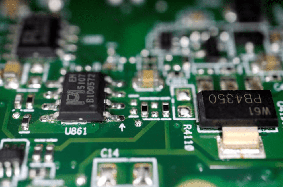 Chips semicondutores são vistos em uma placa de circuito impresso nesta ilustração tirada em 17 de fevereiro de 2023