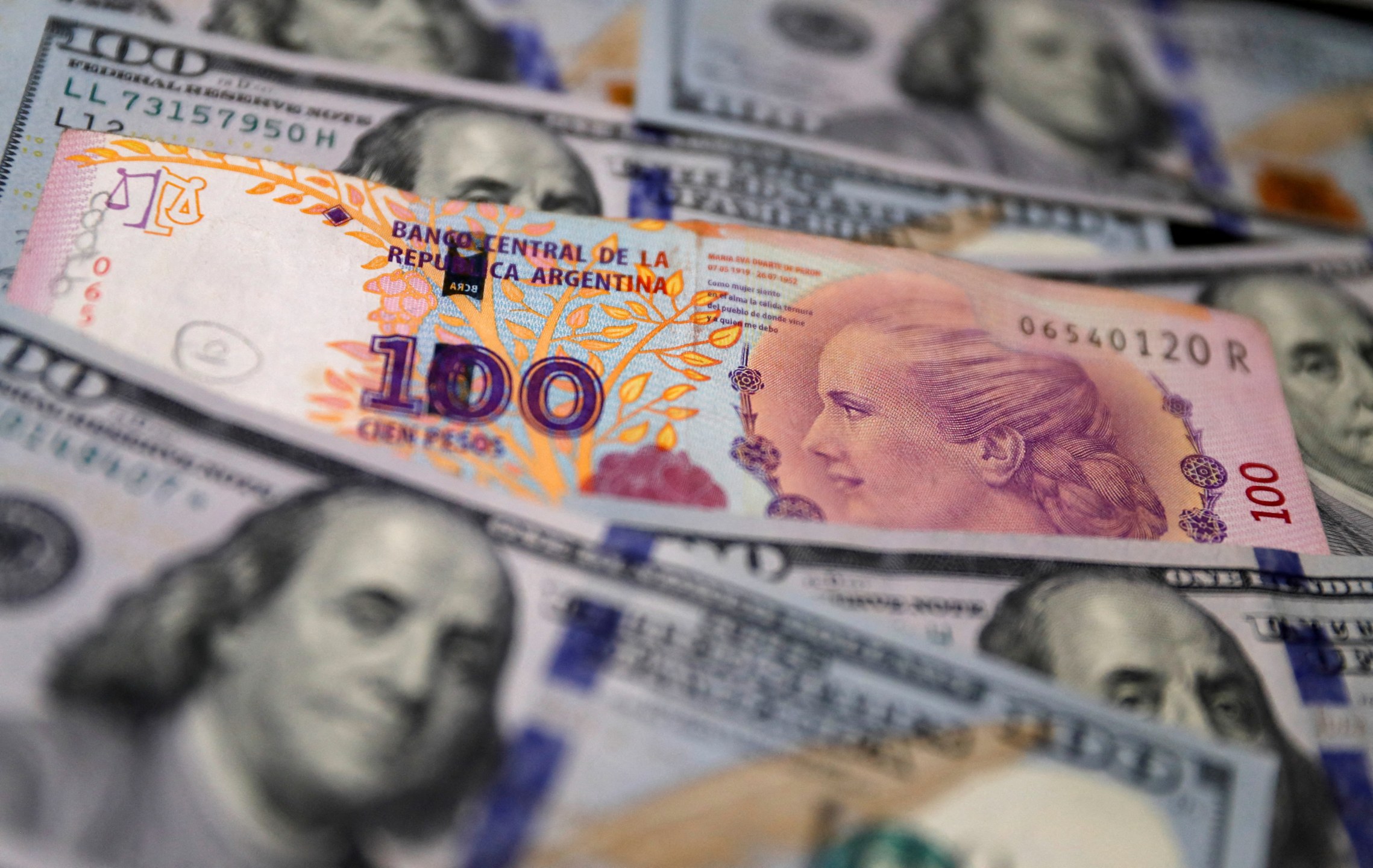Notas de peso argentino e dólar - Ilustração de 17/10/2022