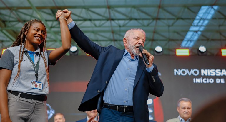 Lula e trabalhadora da Nissan, em Resende
