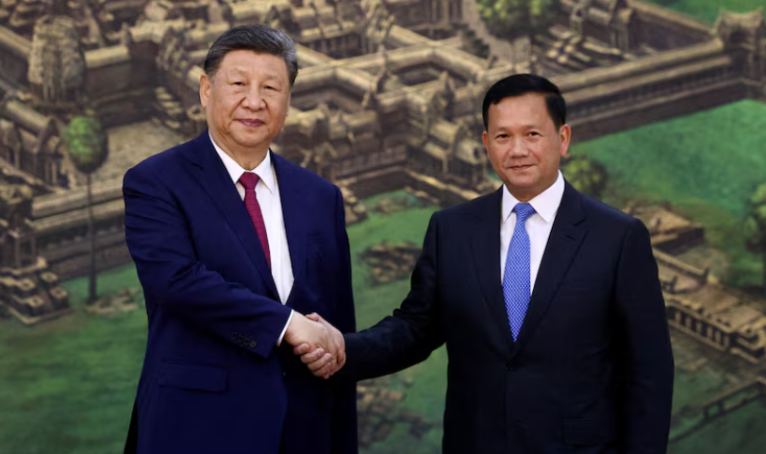 O presidente chinês Xi Jinping se encontra com o primeiro-ministro do Camboja, Hun Manet, no Palácio da Paz em Phnom Penh