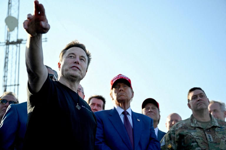 Elon Musk conversa com o presidente dos EUA, Donald Trump, durante lançamento do sexto voo de teste da nave Starship, da SpaceX, em Brownsville, Texas - EUA - 19/11/2024