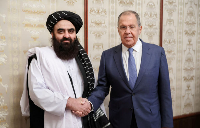 O ninistro das Relações Exteriores da Rússia, Sergey Lavrov, aperta a mão do ministro das Relações Exteriores do Afeganistão, Amir Khan Muttaqi, durante uma reunião em Moscou, Rússia, em 4 de outubro de 2024
