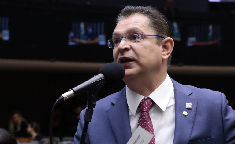 Deputado federal Sóstenes Cavalcante, que protocolou o pedido de urgência para o projeto de lei que concede anistia aos envolvidos nos atos golpistas de 8 de janeiro de 2023