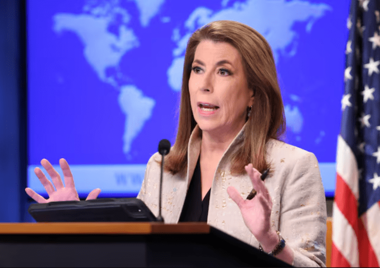 A porta-voz do Departamento de Estado dos EUA, Tammy Bruce, discursa durante sua primeira coletiva de imprensa no Departamento de Estado em Washington, DC, EUA, em 6 de março de 2025