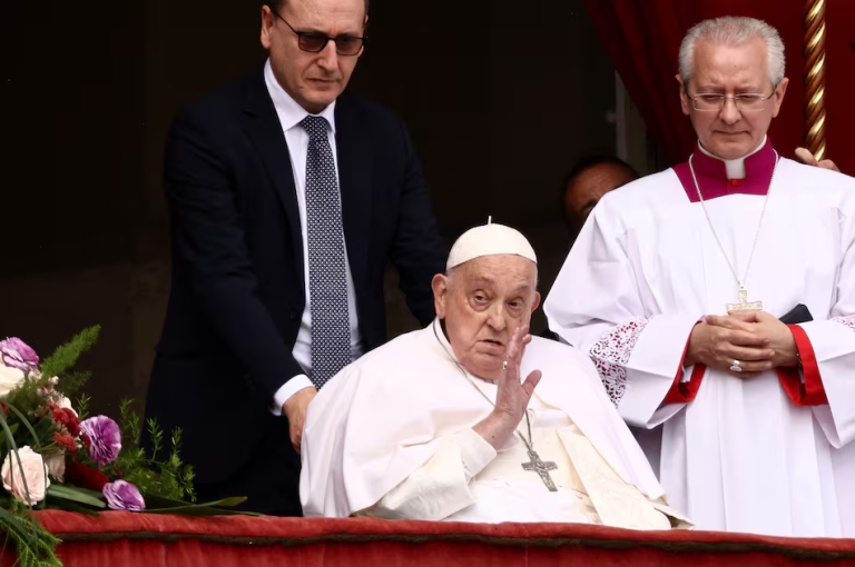 O Papa Francisco acena de uma sacada no dia da mensagem "Urbi et Orbi" (à cidade e ao mundo), na Praça de São Pedro, no Domingo de Páscoa, no Vaticano, em 20 de abril de 2025