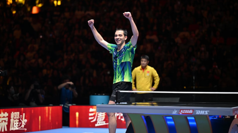 Hugo Calderano celebra conquista da Copa do Mundo ITTF de Tênis de Mesa 2025 batendo o número 1 do mundo - Macau, China - 20/04/2025