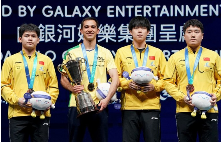 Calderano no topo do pódio ao lado de três chineses numa competição disputada na China