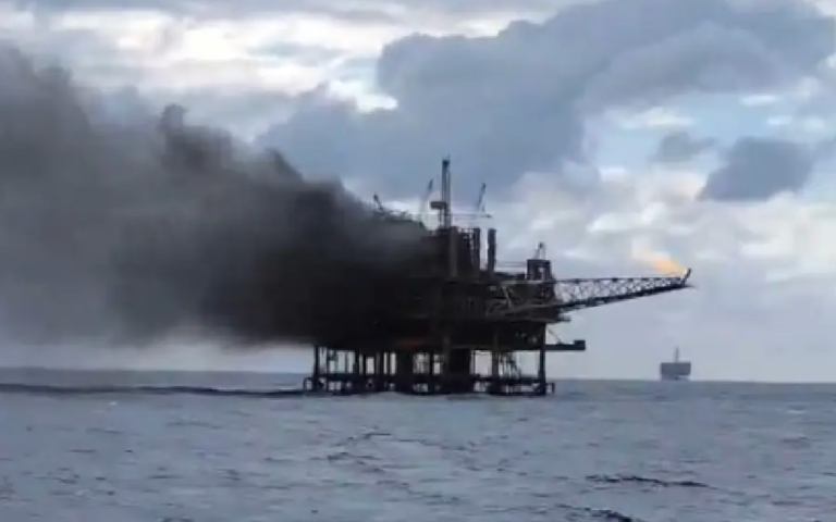 Plataforma de petróleo "PCH-1/Cherne 1" em chamas - Bacia de Campos, a cerca de 130 quilômetros da costa de Macaé, no Rio de Janeiro - 21/04/2025