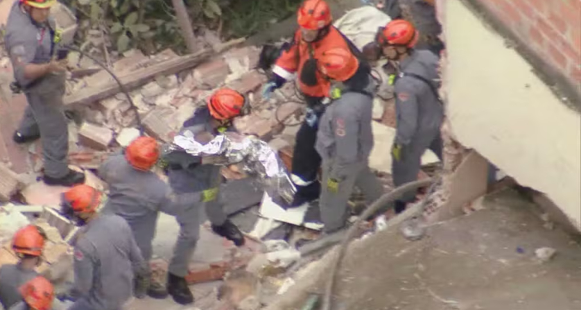 Bombeiros fazem o resgate das vítimas