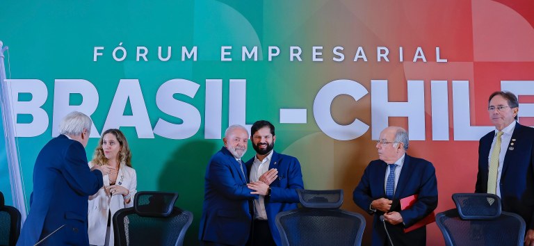 Lula e Gabriel Boric em reunião empresarial