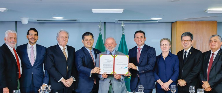 Lula (no centro) com outras lideranças em Brasília