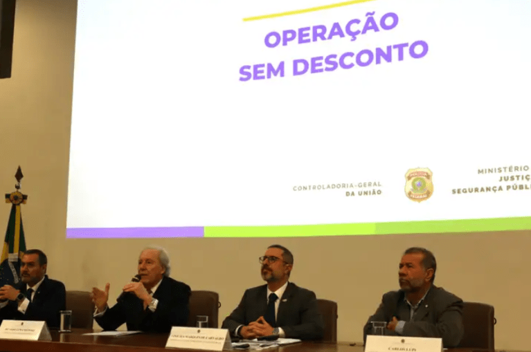 O diretor-geral da PF, Andrei Rodrigues, o ministro da Justiça, Ricardo Lewandowski, o ministro da CGU, Vinicius de Carvalho, e o ministro da Previdência, Carlos Lupi, durante entrevista sobre a Operação Sem Desconto