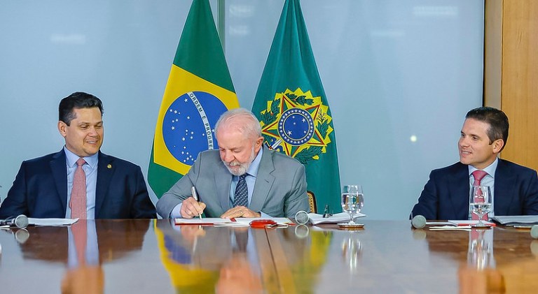 Presidente do Senado, Senador Davi Alcolumbre, Presidente da República, Luiz Inácio Lula da Silva, Presidente da Câmara, Hugo Motta durante Entrega da PEC da Segurança Pública
