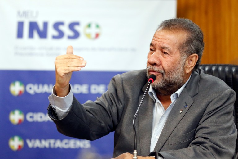 O ministro da Previdência Social, Carlos Lupi fala durante lançamento do cartão Meu INSS Vale+ em Brasília - DF -  28/11/2024