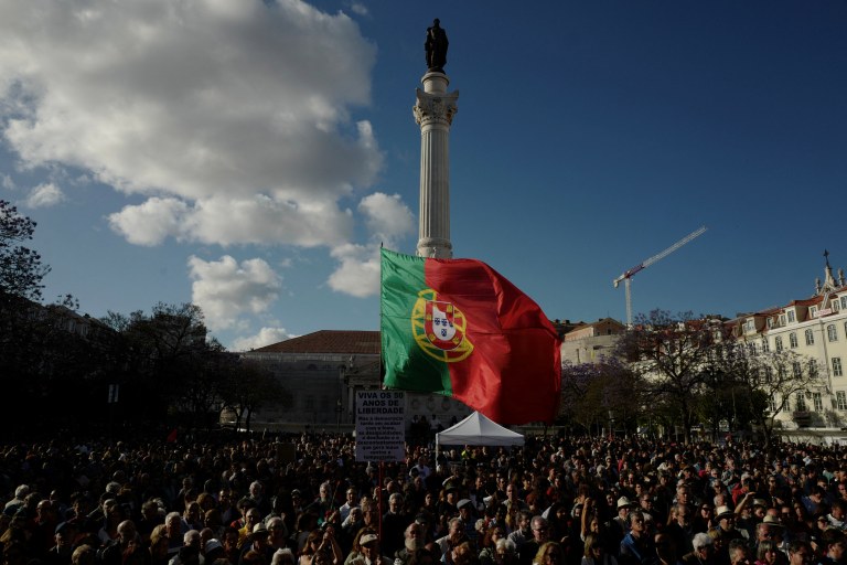 Pessoas se reúnem na Praça do Rossio, em Lisboa, para comemorar o cinquentenário da Revolução dos Cravos em Portugal - 25/04/2024