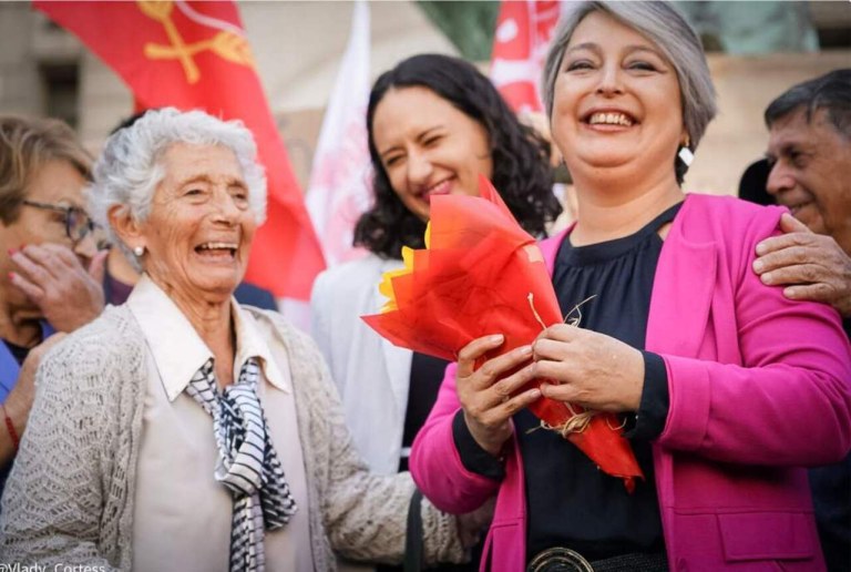 Jeanette Jara (dir.), candidata do PC do Chile nas primárias presidenciais