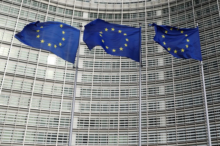 Bandeiras da União Europeia na sede da Comissão Europeia em Bruxelas - 08/11/2023