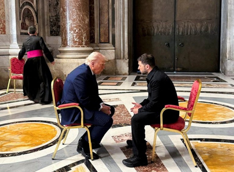 O presidente da Ucrânia, Zelensky, encontra-se com o presidente dos EUA, Trump, no Vaticano