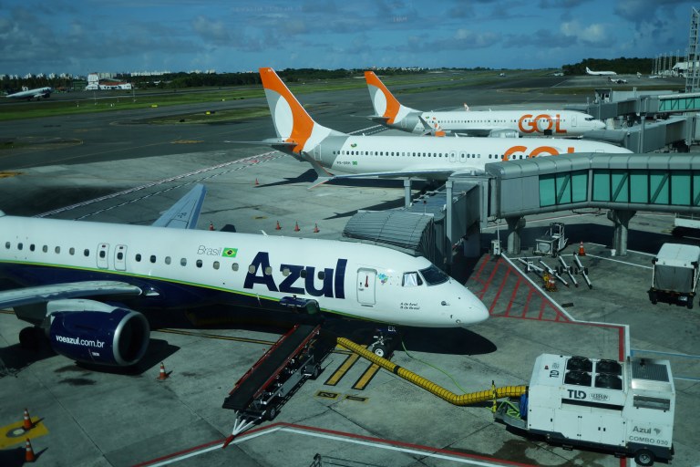 Aviões da Azul e da Gol no aeroporto Luis Eduardo Magalhães, em Salvador - 03/02/2025