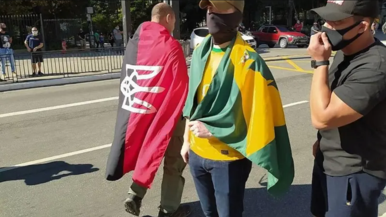 Bandeira de batalhão neonazista ucraniano em manifestação bolsonarista