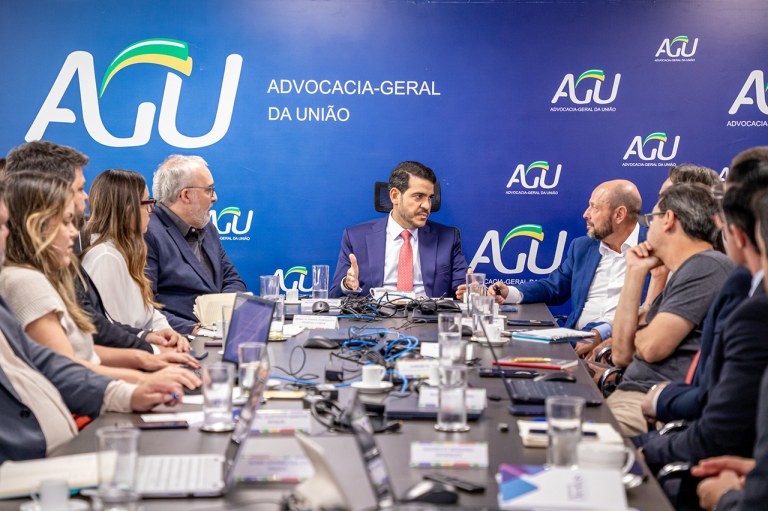 Jorge Messias (ao centro, na foto) com outras lideranças