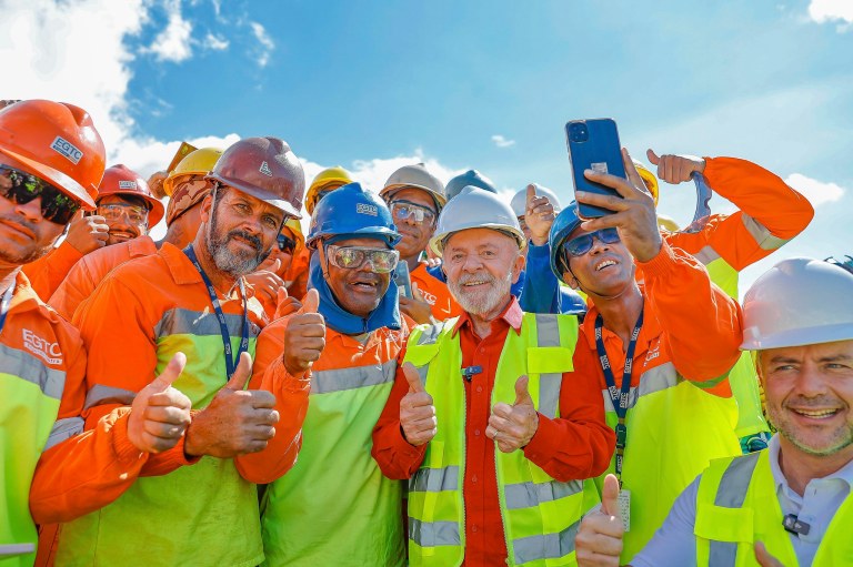 Presidente Lula com trabalhadores da Nova Dutra. Só em 2024, a renda real do trabalho da metade mais pobre do país cresceu 10,7%.