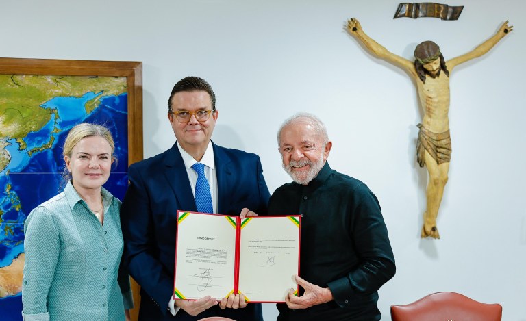 Presidente da República, Luiz Inácio Lula da Silva, acompanhado da Ministra da Secretaria de Relações Institucionais, Gleisi Hoffmann dá posse a Wolney Queiroz Maciel como Ministro de Estado da Previdência Social.Palácio do Planalto.Foto: Ricardo Stuckert / PR