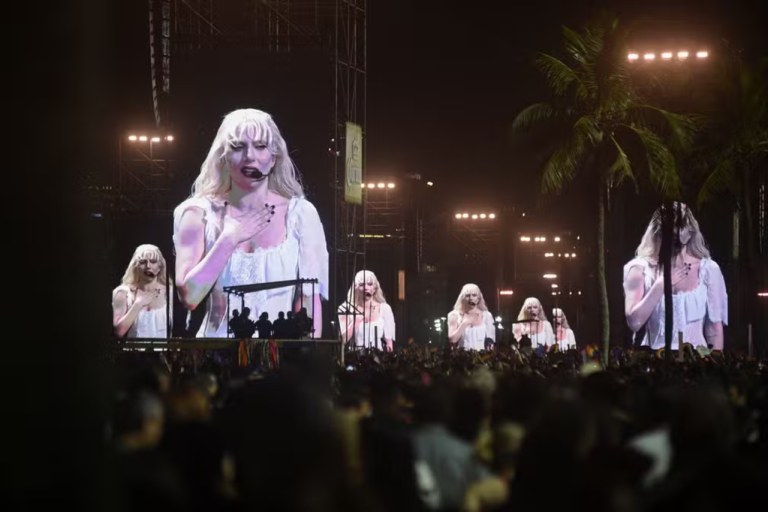 Lady Gaga faz show histórico na Praia de Copacabana, no Rio de Janeiro