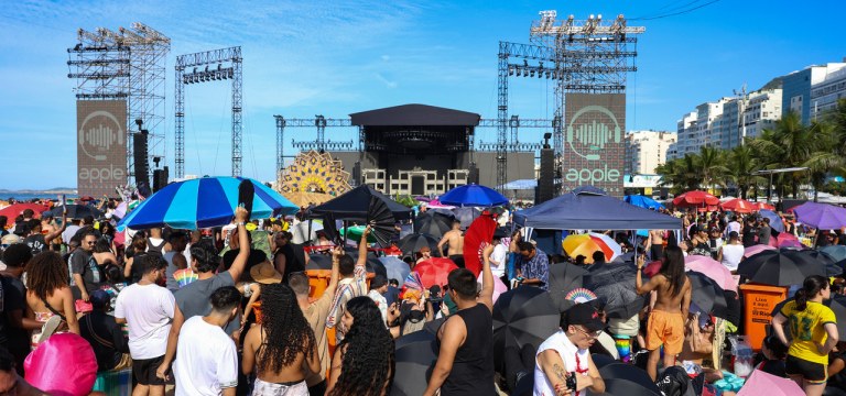 Público enfrenta fila para acesso ao local do show da Lady Gaga na praia de Copacabana, Rio de Janeiro