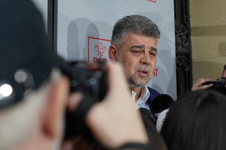 Primeiro-ministro romeno, Marcel Ciolacu, fala com jornalistas após renunciar
05/05/2025