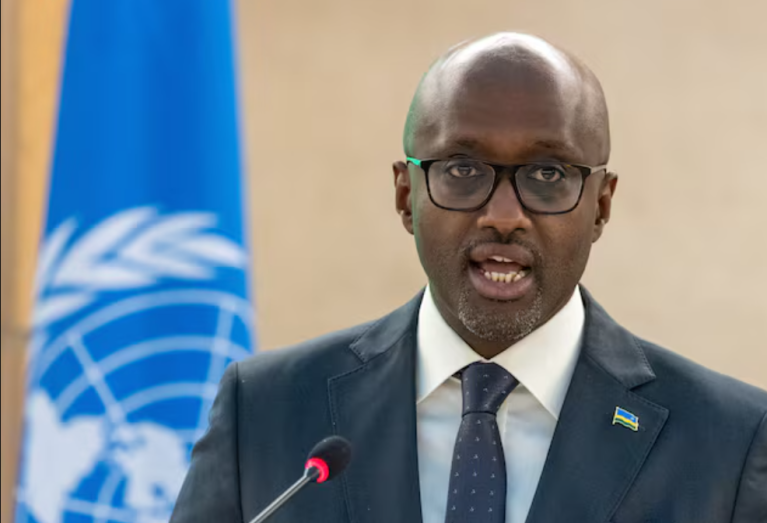 Olivier Nduhungirehe, Ministro das Relações Exteriores e Cooperação Internacional de Ruanda, discursa no Conselho de Direitos Humanos das Nações Unidas, em Genebra, Suíça, em 26 de fevereiro de 2025