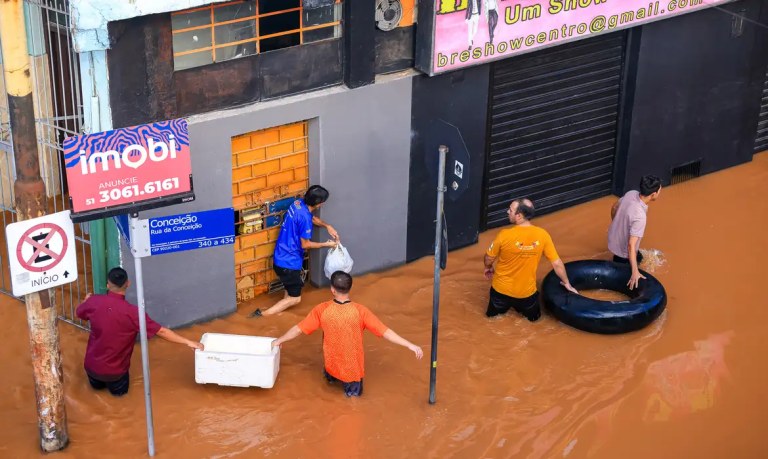 Alagamento causa destruições em casas e comércios.