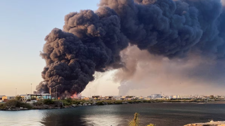 Grande coluna de fumaça subindo de um depósito de combustível em Porto Sudão, no Sudão - 06/05/2025