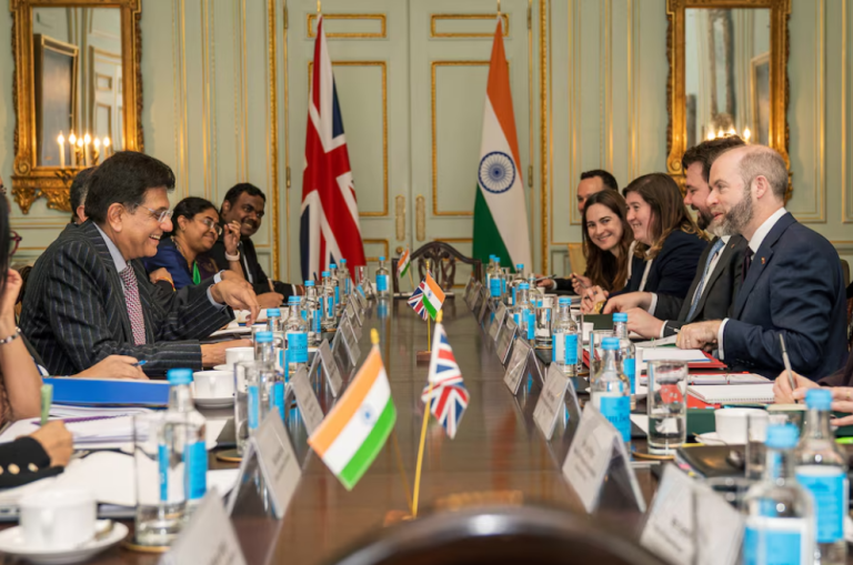 Secretário de Estado Britânico para Negócios e Comércio, Jonathan Reynolds, encontra-se com o Ministro Indiano do Comércio e Indústria, Piyush Goyal, para negociações comerciais, em Londres, Grã-Bretanha, 28 de abril de 2025