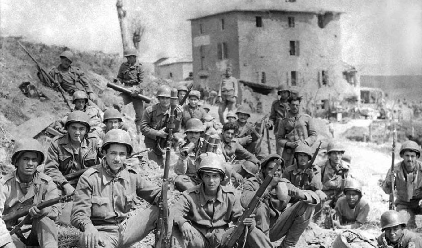 Soldados da Força Expedicionária Brasileira (FEB) posam com seus armamentos e munição no teatro de operações da Itália durante a Segunda Guerra Mundial
