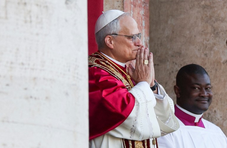 O recém-eleito papa Leão 14, cardeal Robert Prevost, dos Estados Unidos, na sacada da Basílica de São Pedro no Vaticano
08/05/2025