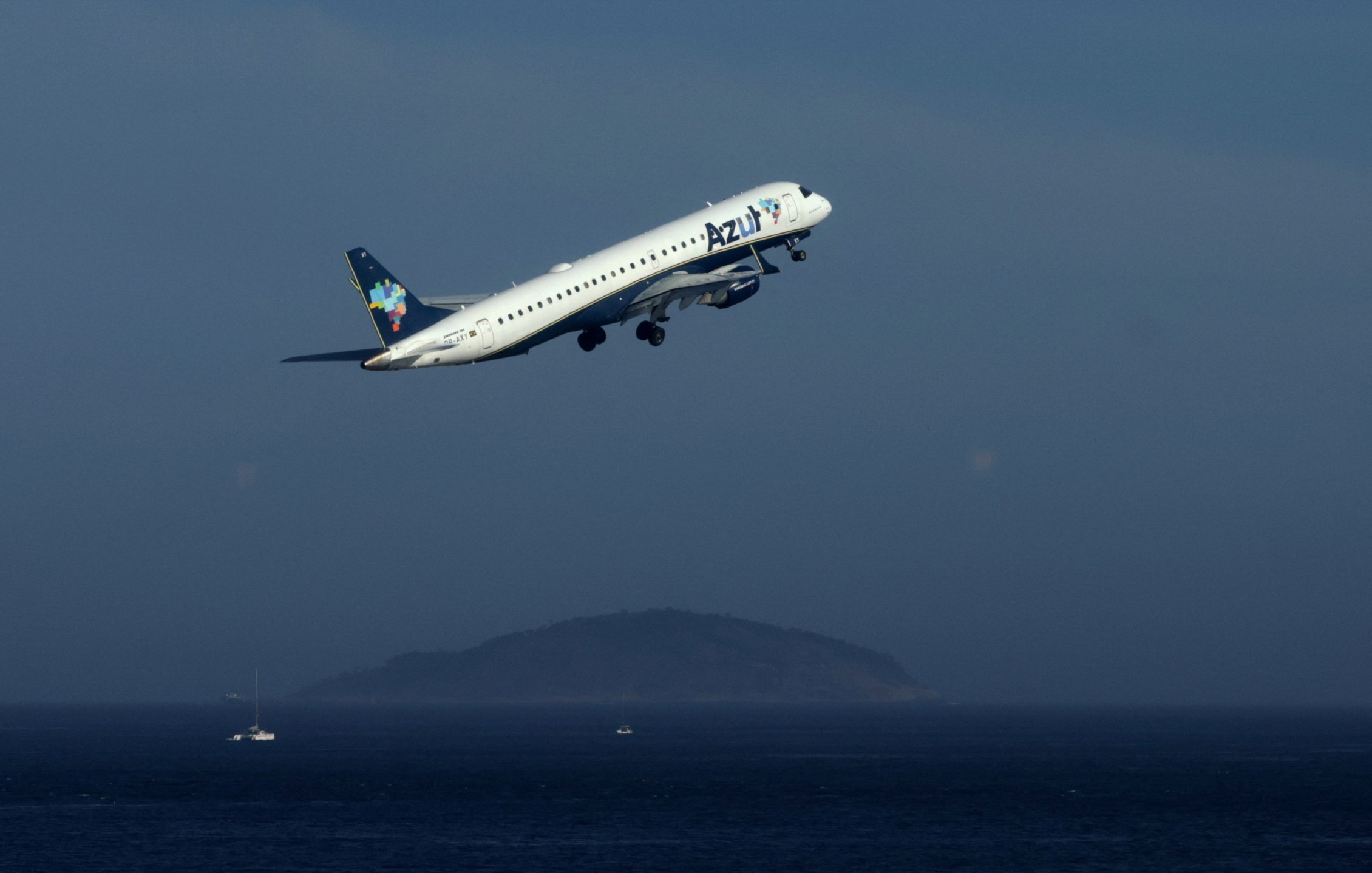 Avião da Azul decola do aeroporto Santos Dumont, no Rio de Janeiro - 17/01/2025