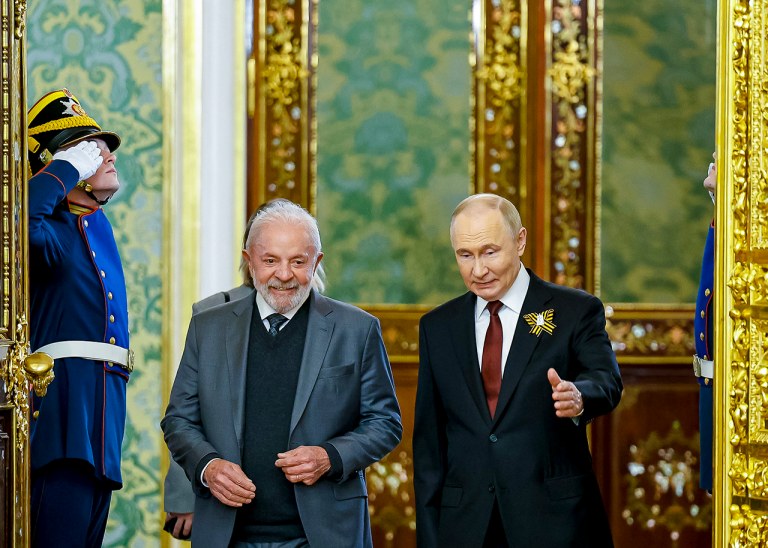 Lula (à esq.) e Vladimir Putin no Grande Palácio do Kremlin, em Moscou