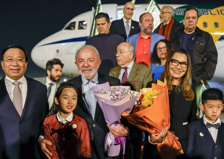 Lula desembarca na China