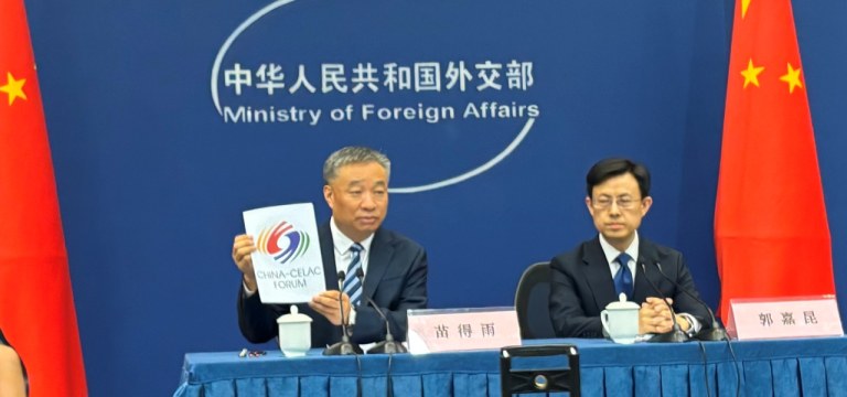 Os diplomatas Miao Deyu e Guo Jiakun, em coletiva de imprensa em Pequim