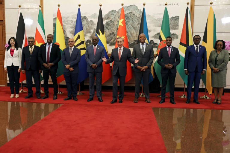 Ministro das Relações Exteriores da China, Wang Yi, possa para fotos em grupo com ministros e representantes de países do Caribe antes do Fórum China-Celac, em Pequim