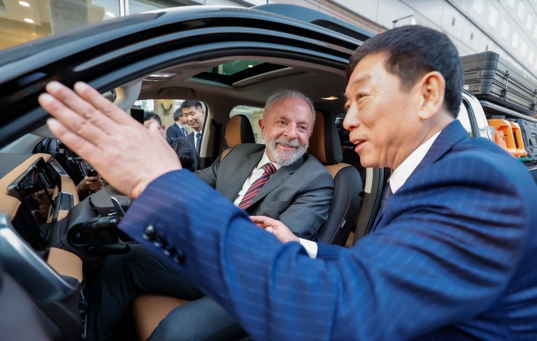 Presidente da República, Luiz Inácio Lula da Silva, durante visita aos carros da GWM. Pequim - China.