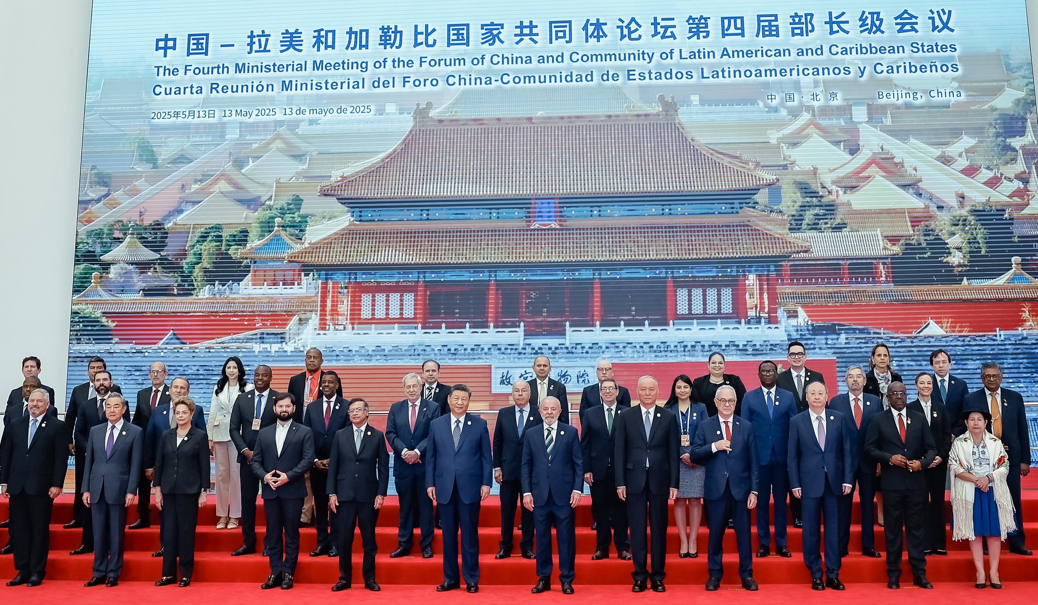 Registro histórico de chefes de estado e ministros na Cerimônia de Abertura do Fórum China-Celac, em Pequim. Lula está ao centro, ao lado de Xi Jinping