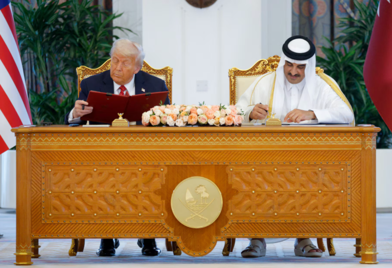O presidente dos EUA, Donald Trump, e o emir do Catar, Tamim bin Hamad Al Thani, participam de uma cerimônia de assinatura em Doha, Catar, em 14 de maio de 2025