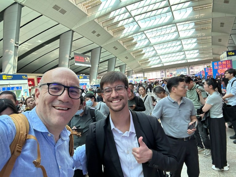 Leonardo Attuch e Guilherme Paladino na estação Beijingnan em Pequim