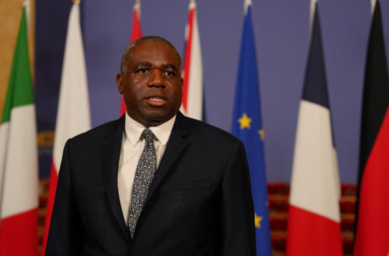 Ministro das Relações Exteriores da Grã-Bretanha, David Lammy, fala com a Reuters durante uma entrevista em Islamabad, Paquistão, em 17 de maio de 2025