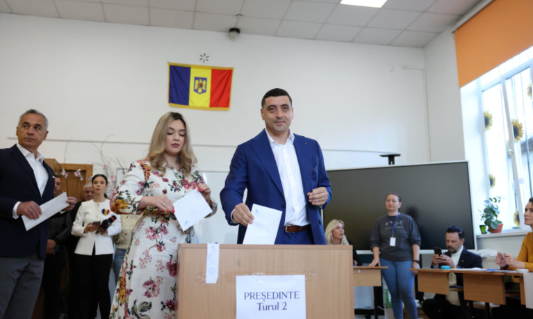 O candidato presidencial George Simion vota durante o segundo turno das eleições presidenciais da Romênia, em Mogosoaia, Romênia, 18 de maio de 2025